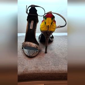 NEW NWOT Cape Robbin US Size 7M Women's Stiletto Open-Toe Heels Floral Embroided